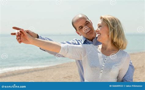 compartiendo esposa con amigo|Pareja comparte a su esposa en la playa: ¿nueva tendencia o .